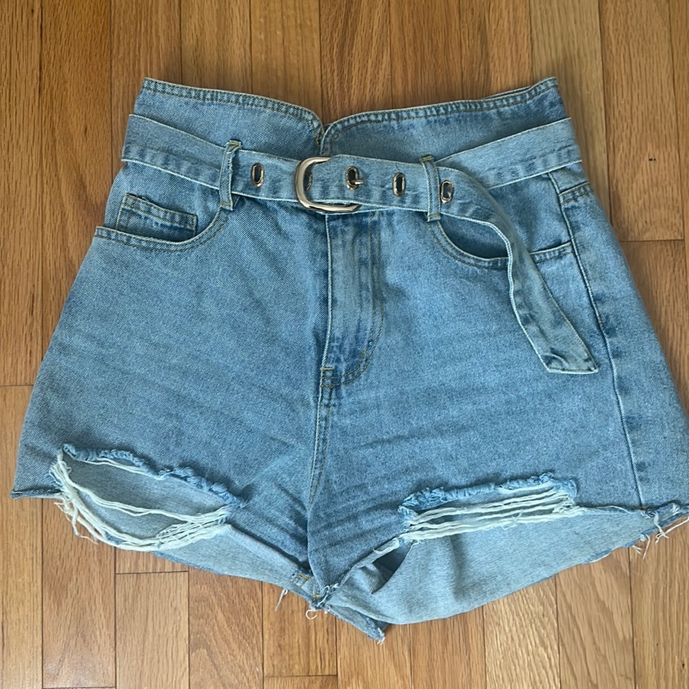 Kittenish high wasted, belted Jean shorts